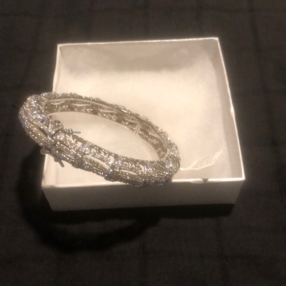 Ladies sterling silver bangle with diamond’s!